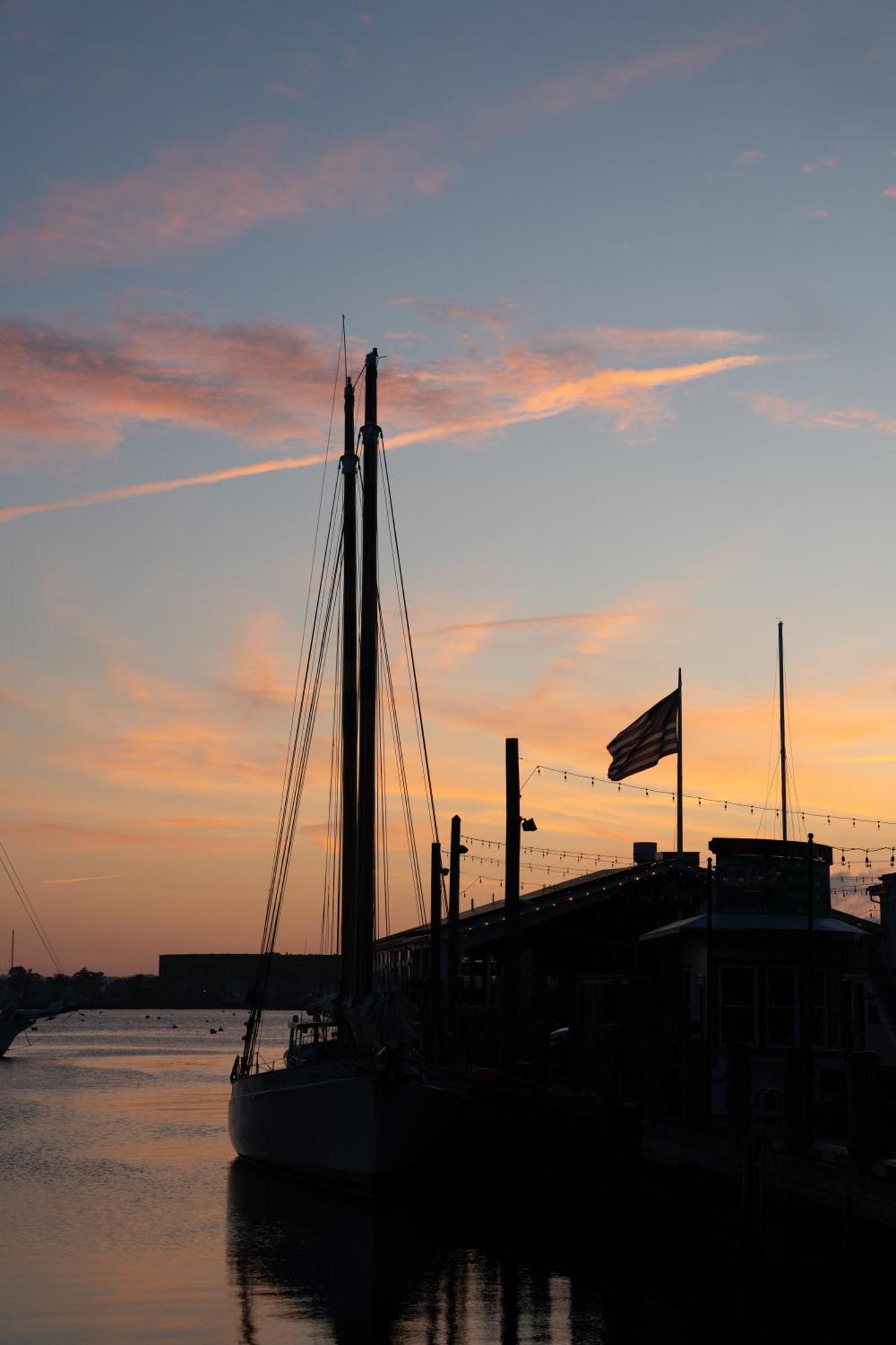 Newport Beach Hotel & Suites Middletown Esterno foto