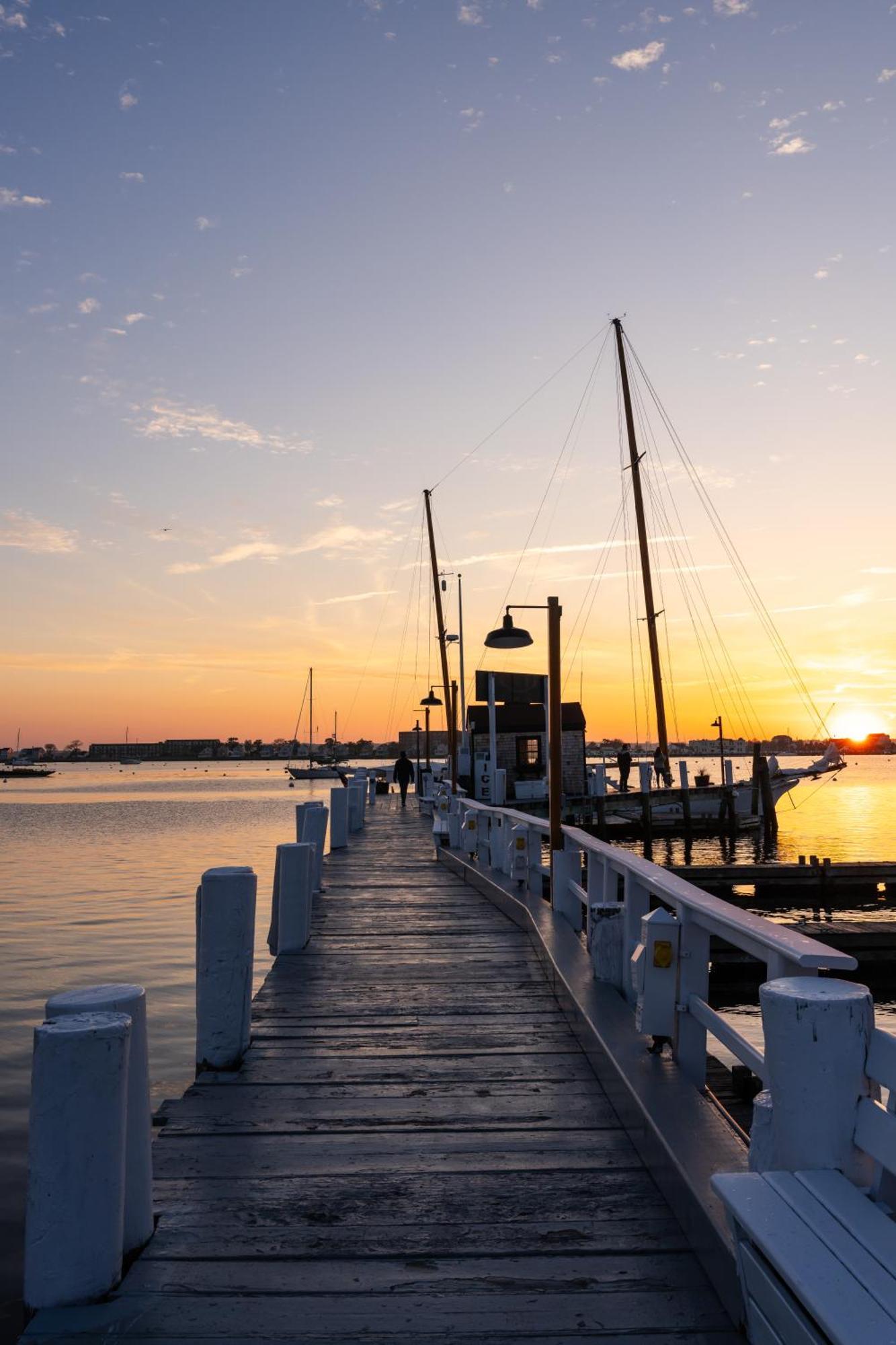 Newport Beach Hotel & Suites Middletown Esterno foto