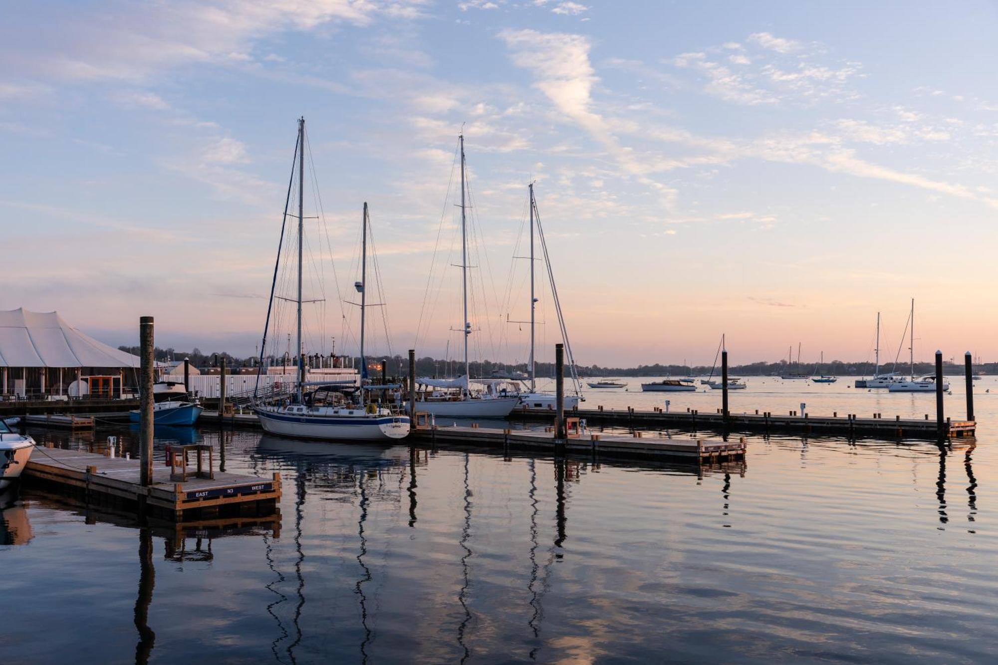 Newport Beach Hotel & Suites Middletown Esterno foto