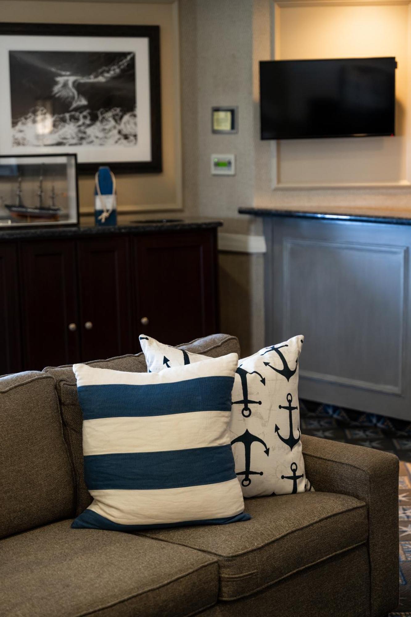 Newport Beach Hotel & Suites Middletown Esterno foto