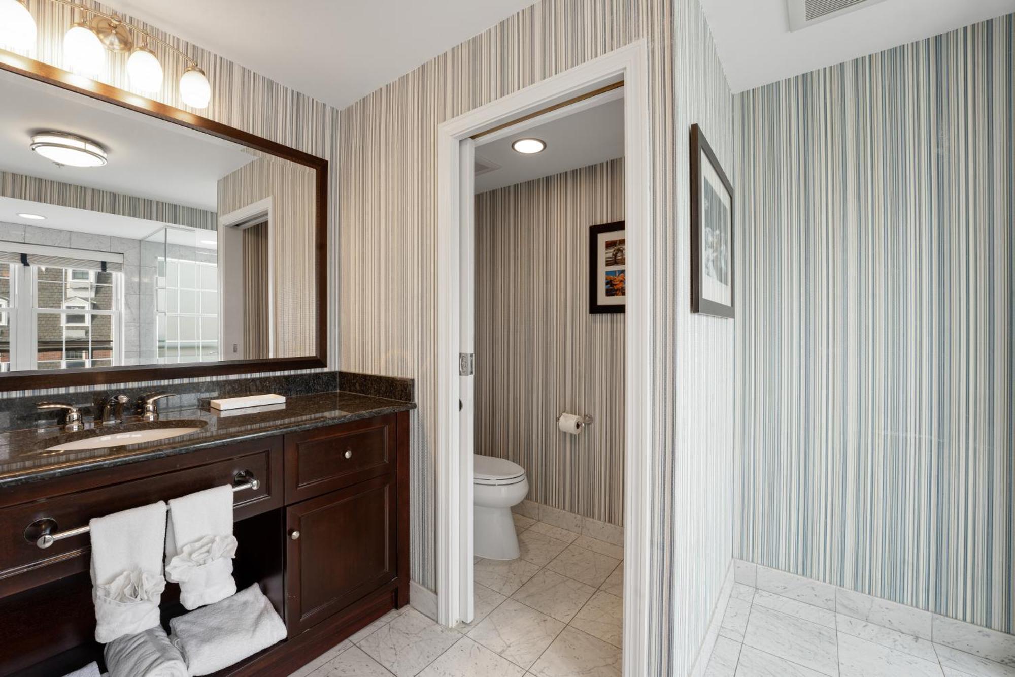 Newport Beach Hotel & Suites Middletown Esterno foto