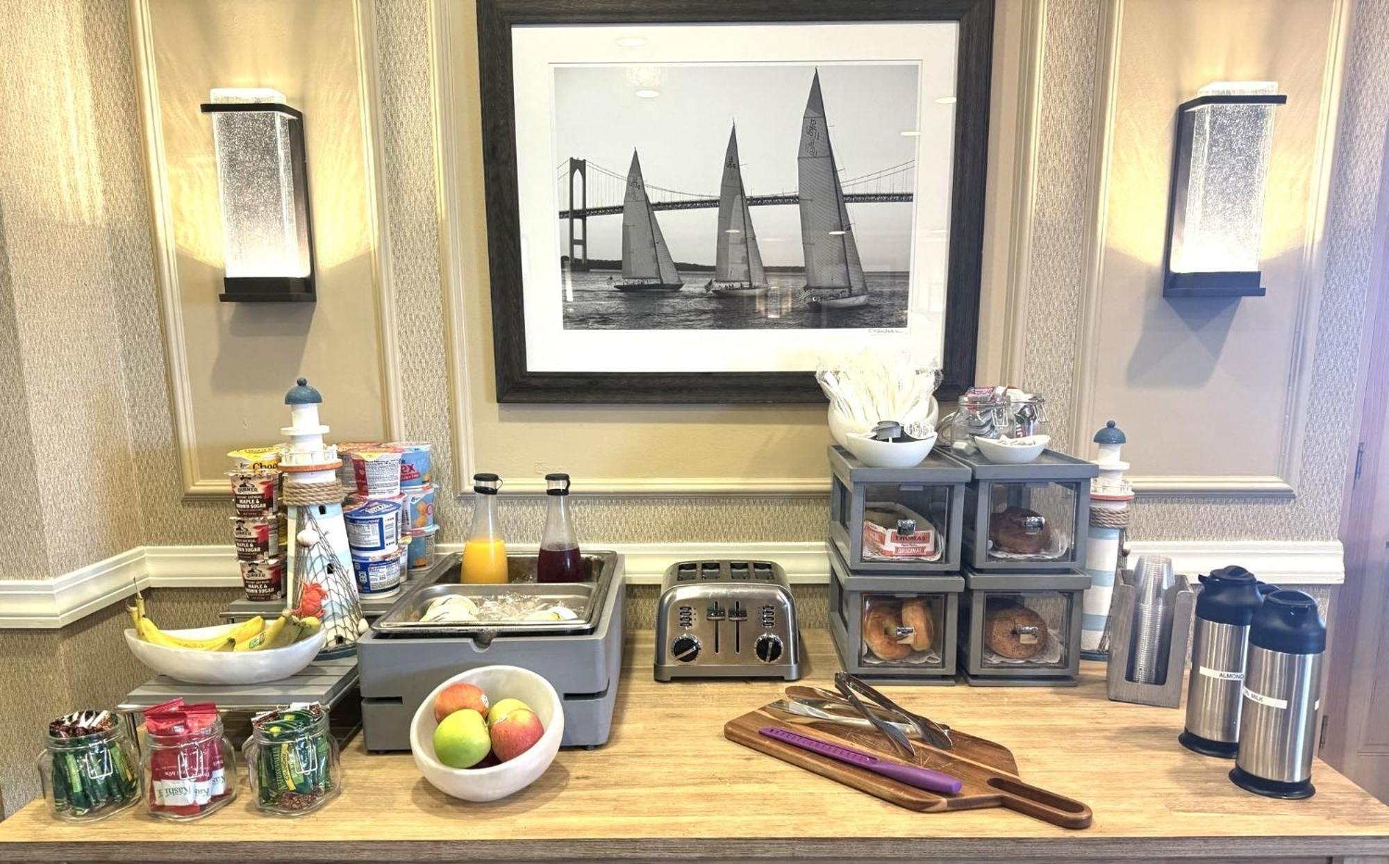 Newport Beach Hotel & Suites Middletown Esterno foto
